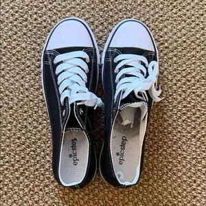 New never worn Epic Step Women's Black and White Sneakers